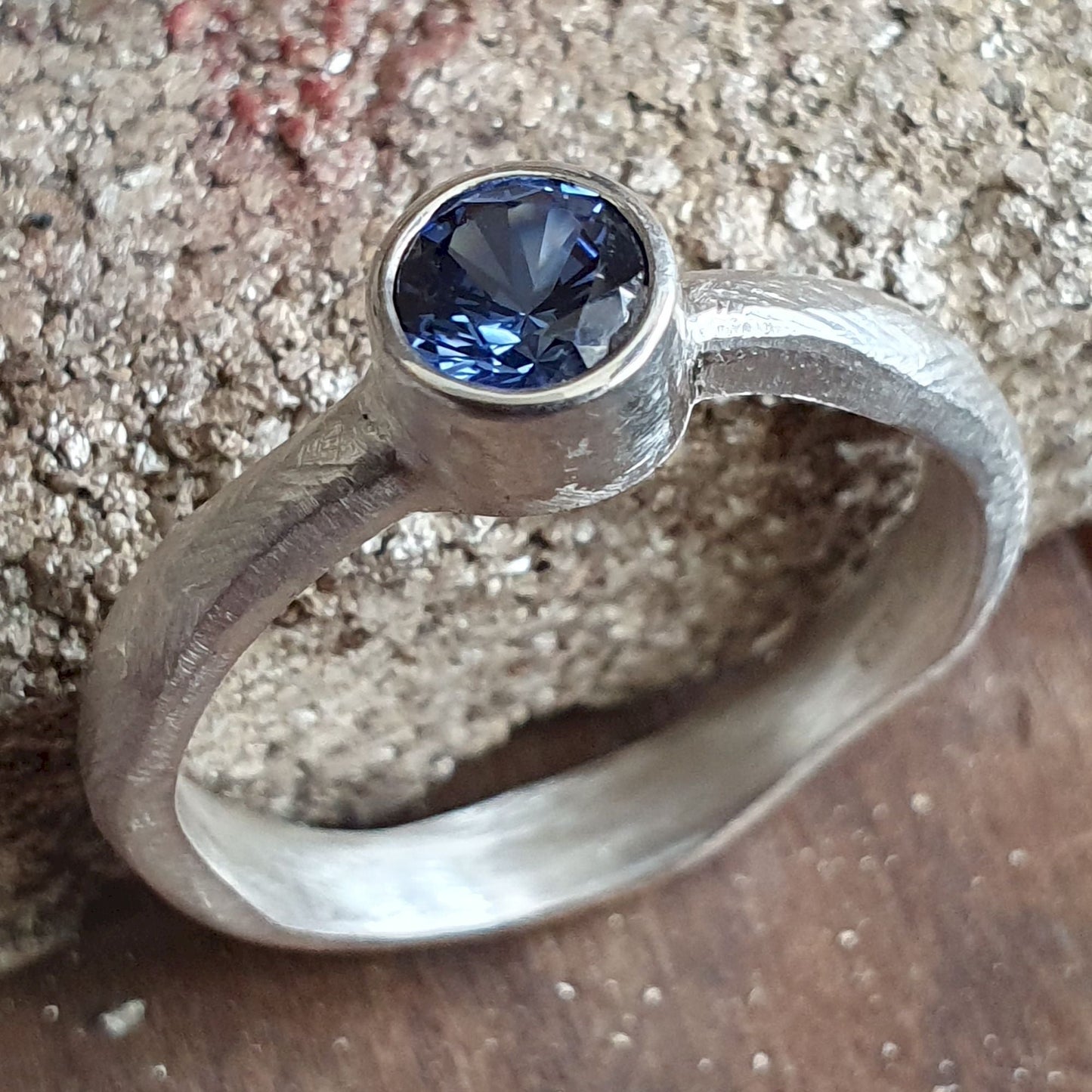 Blue sapphire solitaire white gold large ring, Beach Sand design