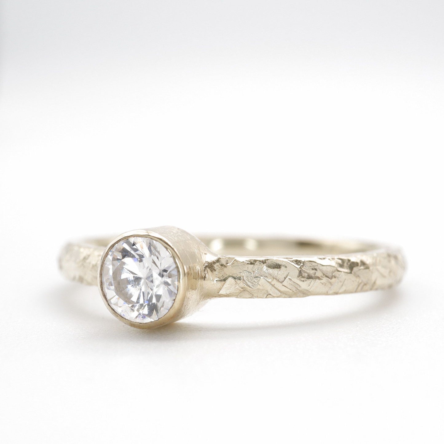 Solitaire 0.33ct diamond 18ct yellow gold Fire design ring