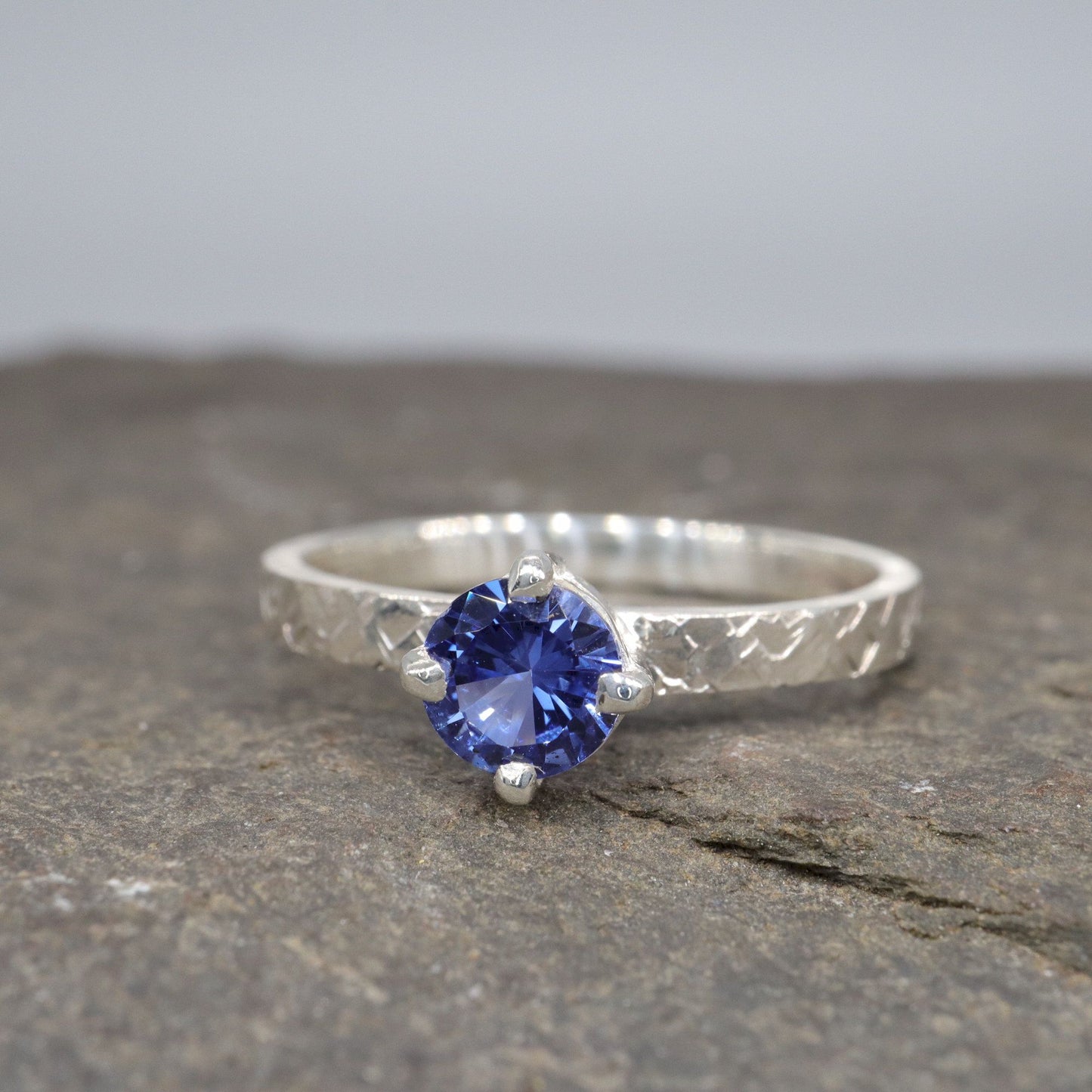 Sapphire solitaire gold Kendal design ring