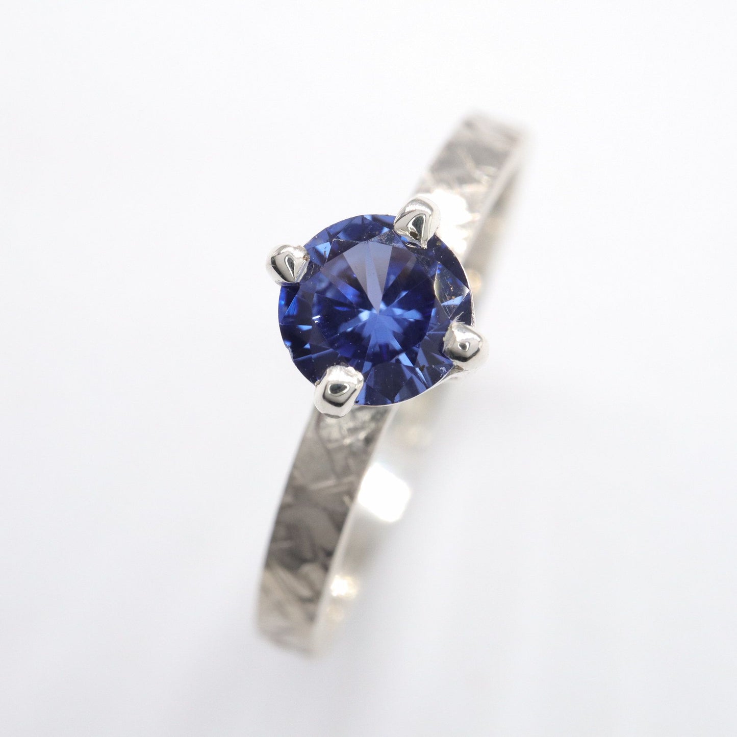Sapphire solitaire gold Kendal design ring
