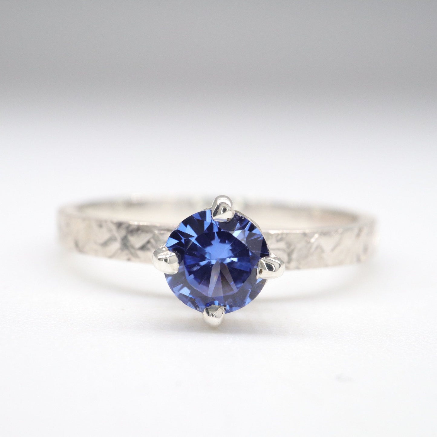 Sapphire solitaire gold Kendal design ring
