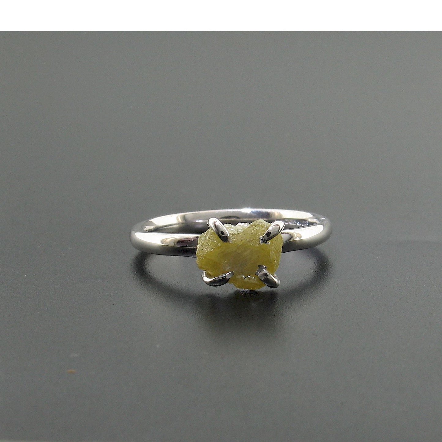 Yellow raw uncut diamond solitaire ring in white gold, 0.80ct. (DA02)