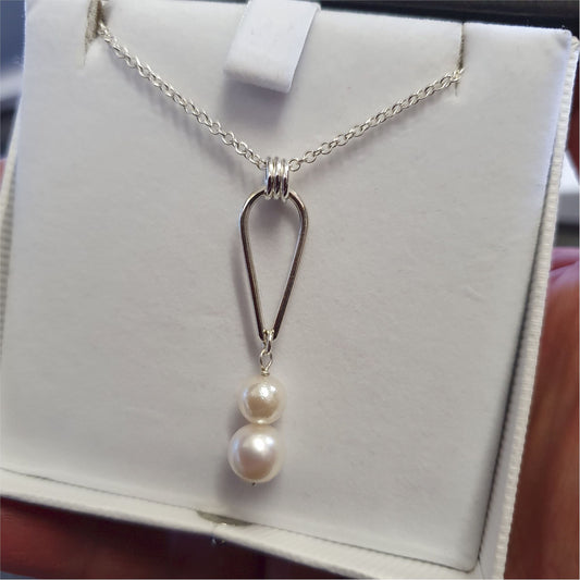Small Water Tarn pearl pendant.