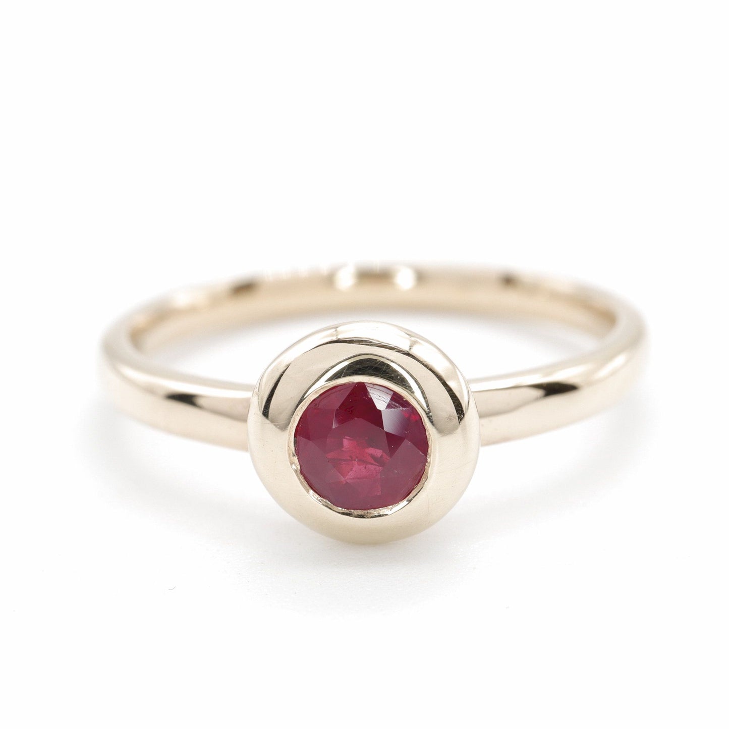 Solitaire fine Ruby engagement ring in yellow gold.