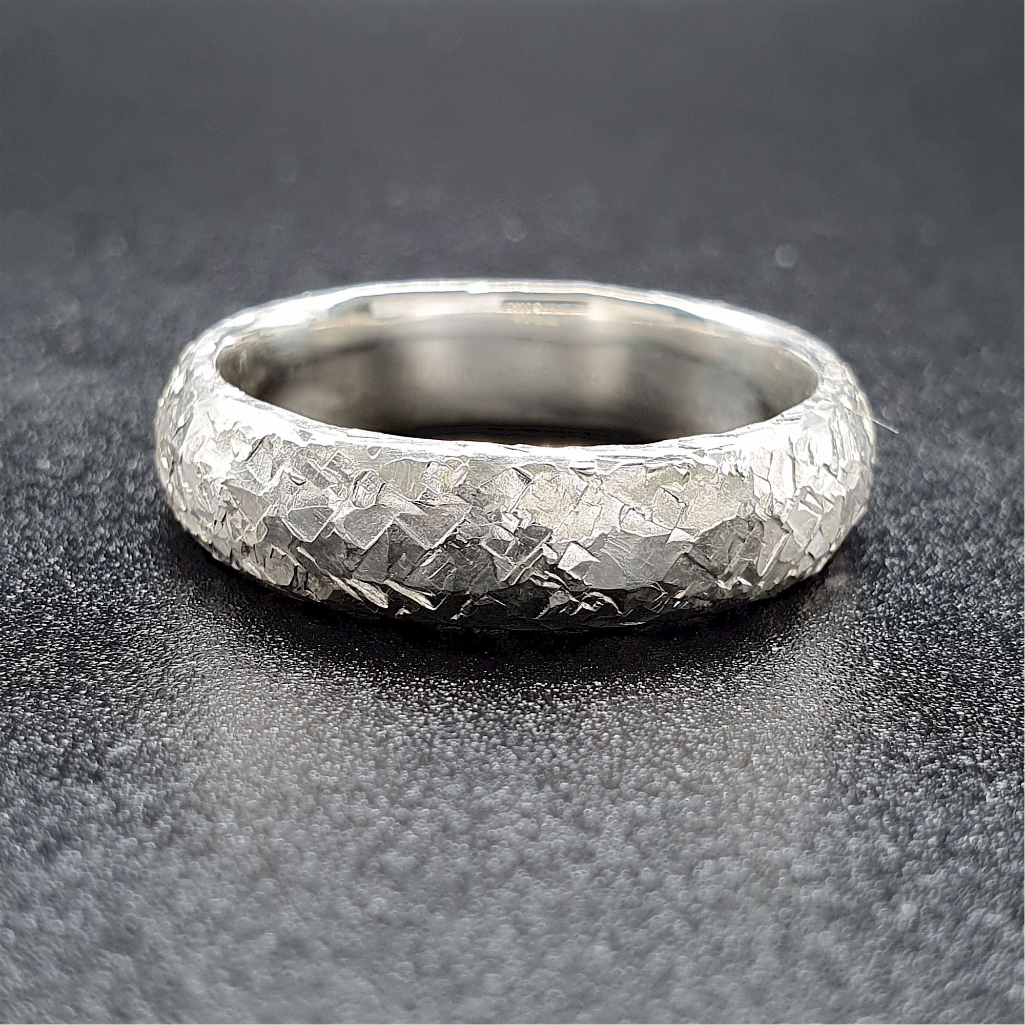 Hammered metal store ring